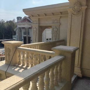 南昌 黄金麻别墅外墙干挂雕花配合阳台栏杆花瓶柱