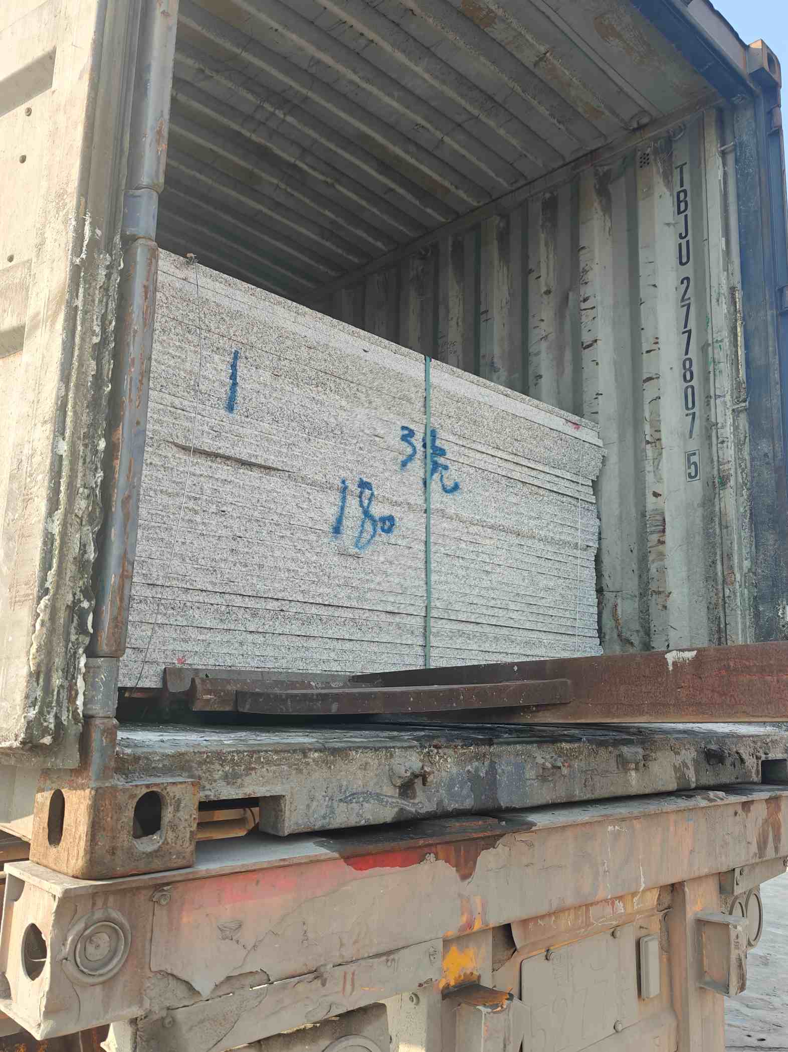 南昌 芝麻白花岗岩石材3.0公分光面毛板装柜出货