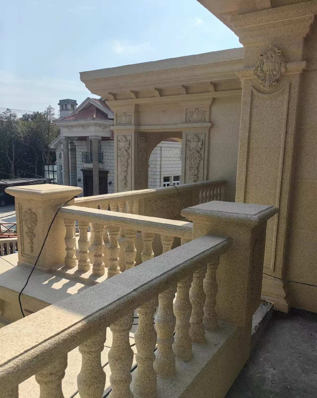 南昌 黄金麻别墅外墙干挂雕花配合阳台栏杆花瓶柱