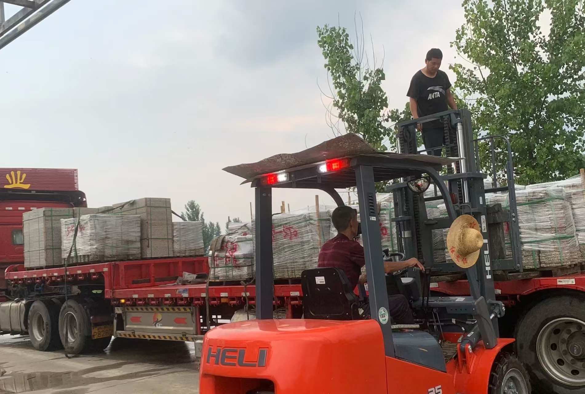 南昌 黄金麻冰裂纹，地铺石装车