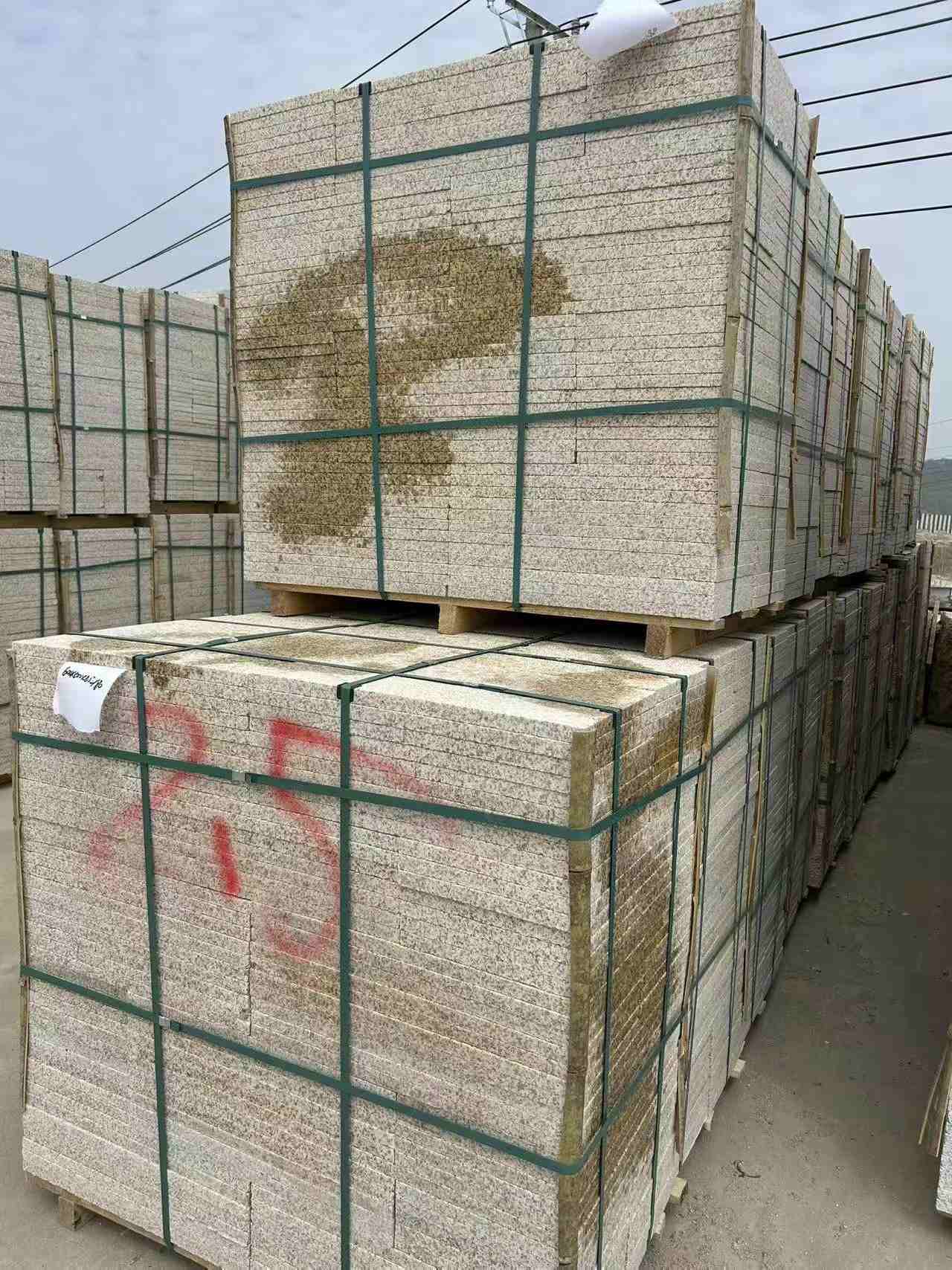 南昌 黄金麻花岗岩石材荔枝面地铺石2.5*300*600