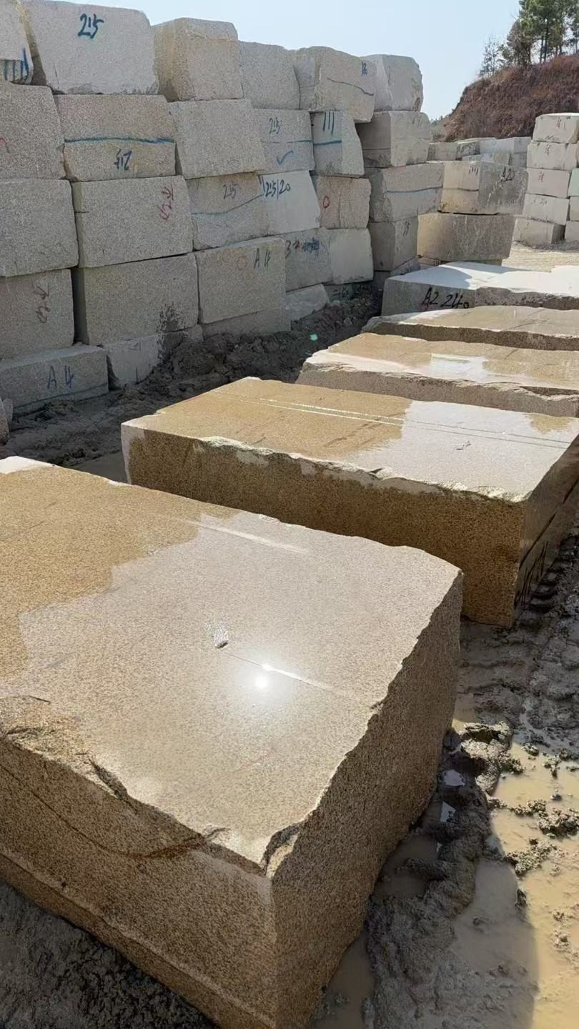 南昌 黄金麻方料堆场洗料分选中，原材料充足