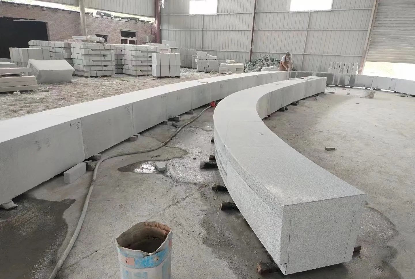 南昌芝麻白花岗岩石板材 园林光面弧形坐凳