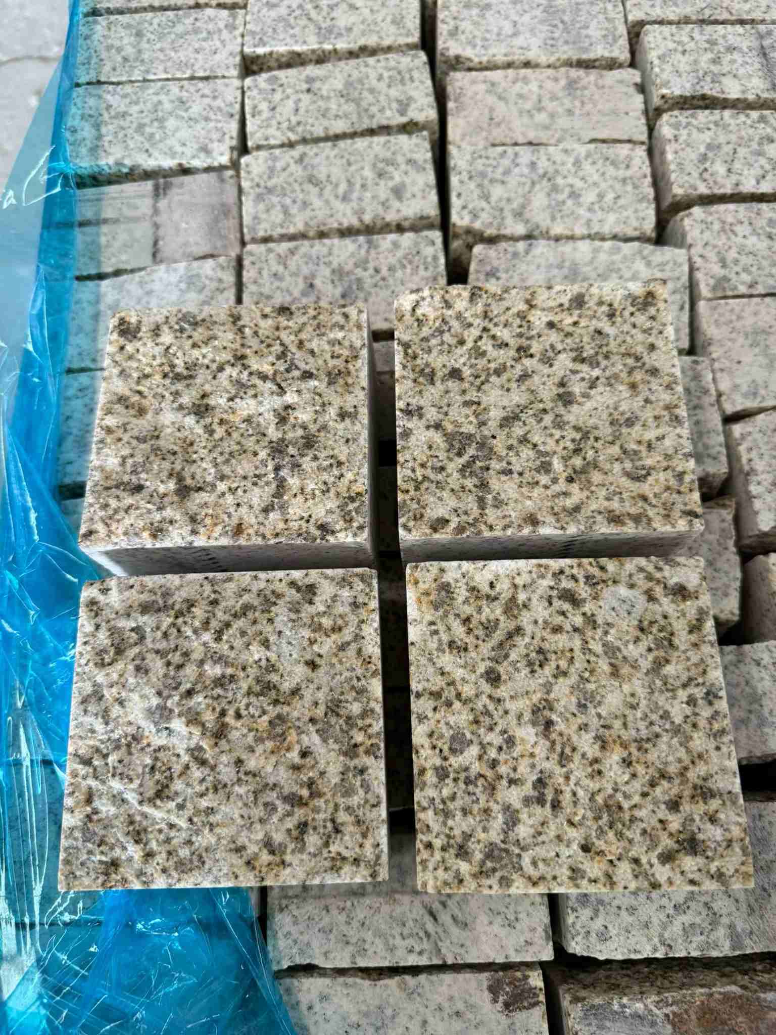 南昌 黄金麻花岗岩自然面小方块，弹石，马蹄石等