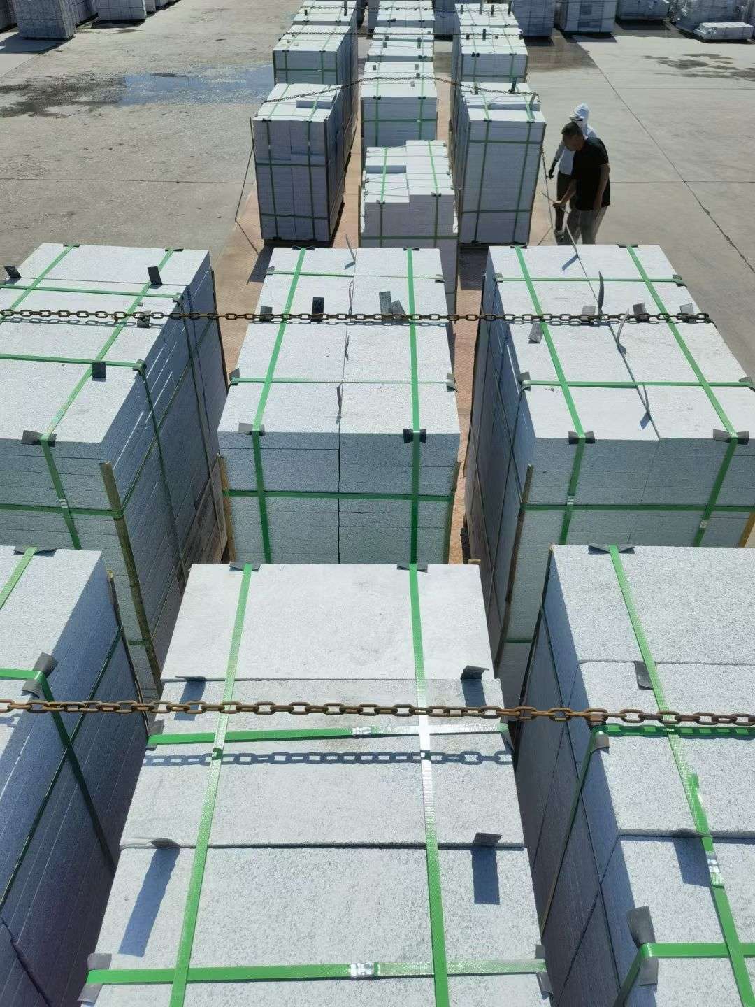 南昌 芝麻白花岗岩5公分地铺石 花岗岩厂家工厂装车日常