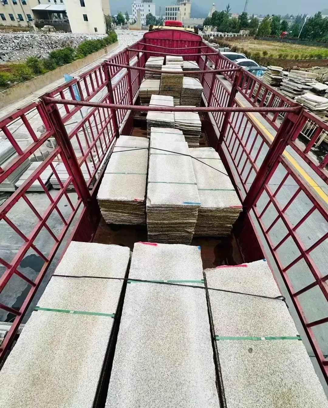 南昌 黄金麻花岗岩荔枝面，光面毛板装车完成