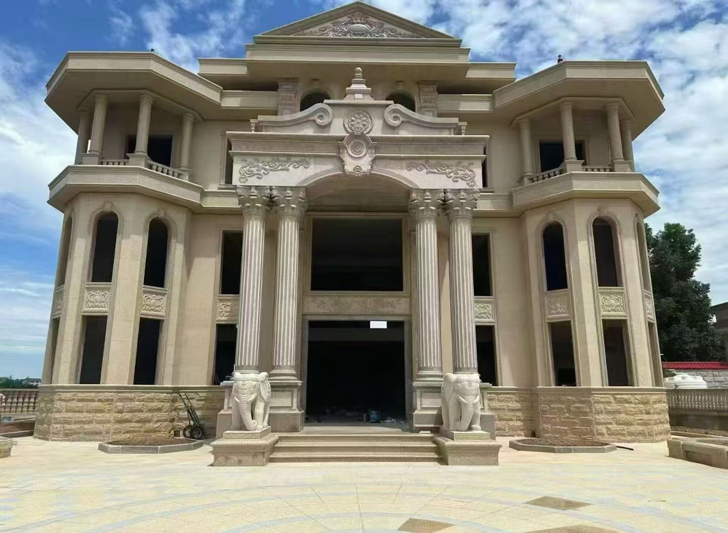 南昌 黄金麻别墅外墙干挂，大柱，大象，蘑菇石，雕花板