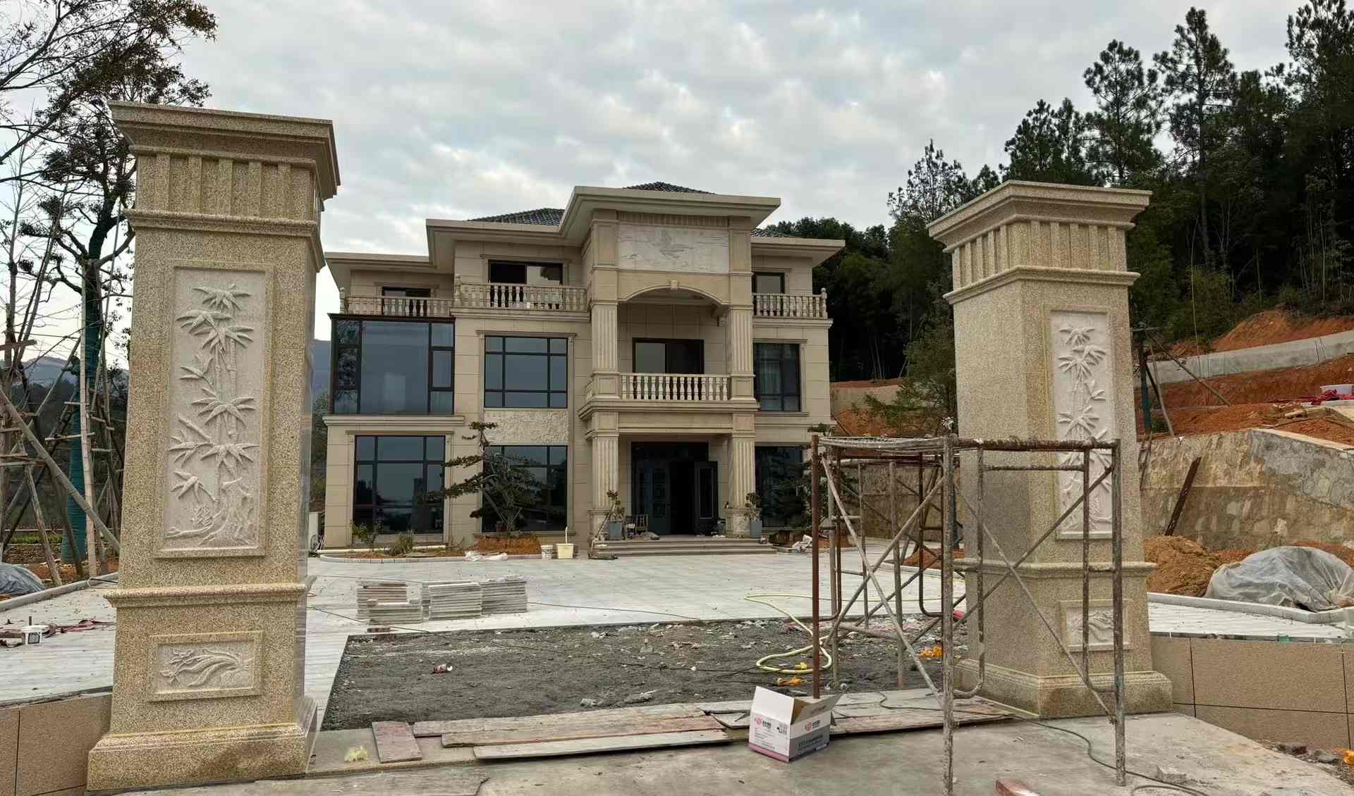 南昌 黄金麻花岗岩别墅雕花外墙干挂配上门口雕花罗马柱