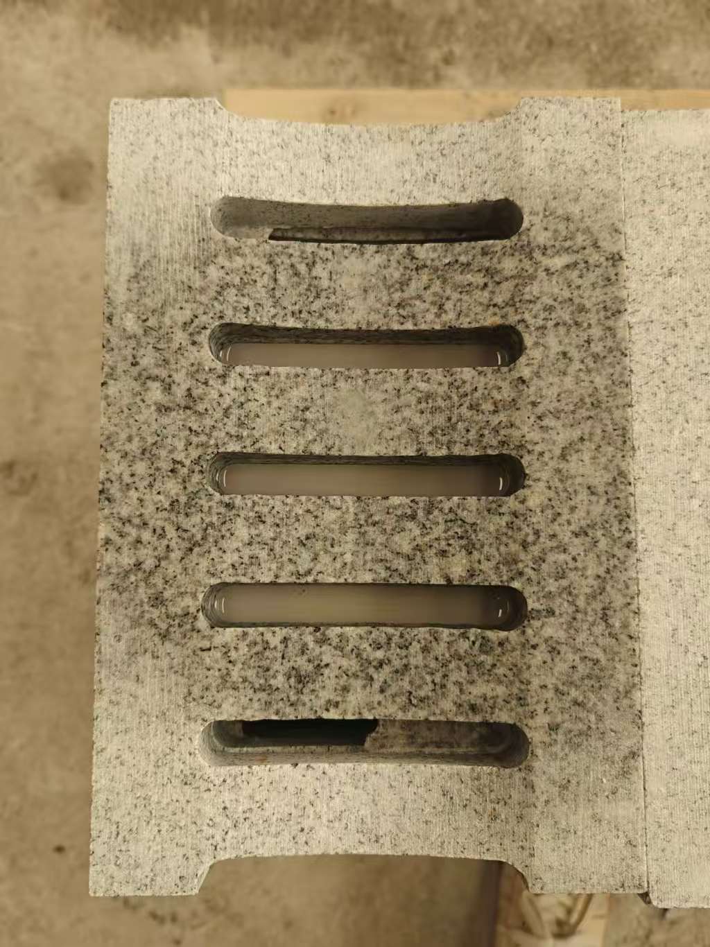 南昌 芝麻白拉丝面花岗岩U型开槽排水槽